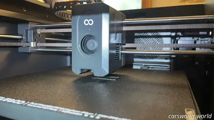 Ho appena acquistato questa stampante 3D da 300 dollari e sto già realizzando i pezzi per la mia auto.