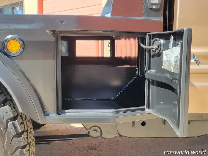 La costruzione di questo camion da lavoro Oldsmobile Bravada a pianale ha richiesto 500 ore. Mostra