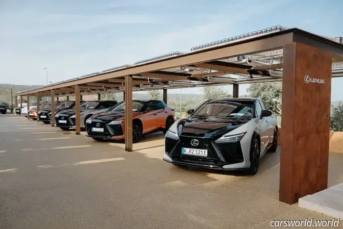 2026 Lexus RZ 550e Prima prova su strada: un veicolo elettrico elegante e sportivo che non può percorrere lunghe distanze