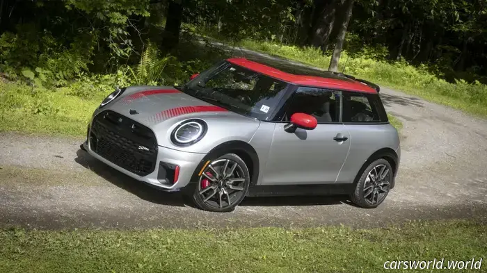 Обзор Mini Cooper JCW 2025: плюсы и минусы — приятно водить, раздражает жить с этим