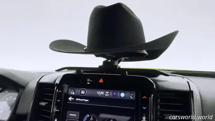 Ram ha progettato il proprio supporto per cappello da cowboy sul cruscotto.
