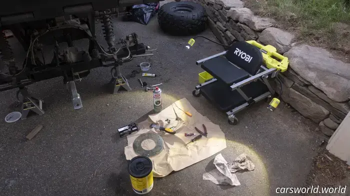 Обзор двухфункциональной поддушки и сиденья Ryobi: удобный табурет с фонариками