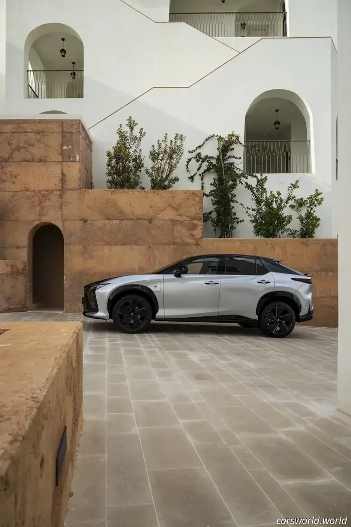 2026 Lexus RZ 550e Prima prova su strada: un veicolo elettrico elegante e sportivo che non può percorrere lunghe distanze