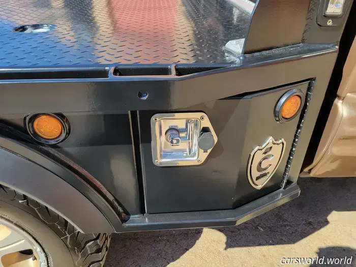 La costruzione di questo camion da lavoro Oldsmobile Bravada a pianale ha richiesto 500 ore. Mostra