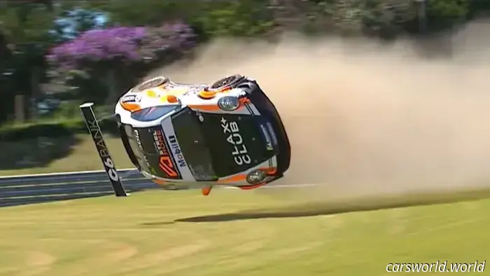 Porsche 911 Cup Car Barrel rotola a mezz'aria in un incredibile incidente da corsa