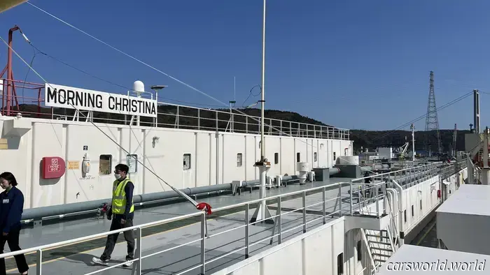 Dentro del Buque de Carga de 650 Pies de Hyundai Atracado en la Fábrica de Automóviles Más Grande del Mundo