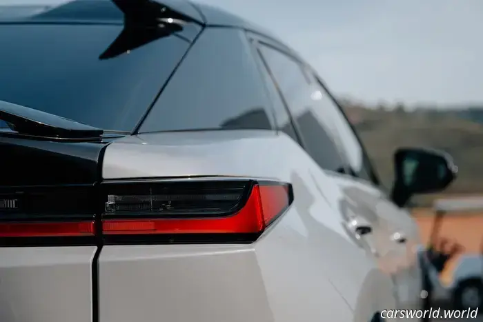 2026 Lexus RZ 550e Prima prova su strada: un veicolo elettrico elegante e sportivo che non può percorrere lunghe distanze