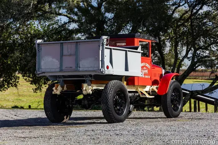 Questa incredibile collezione di rari autocarri da lavoro antichi andrà all'asta