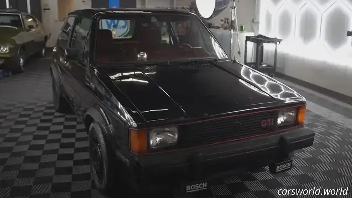 Mira cómo lavan por primera vez este VW GTI Mk1 abandonado hace 25 años