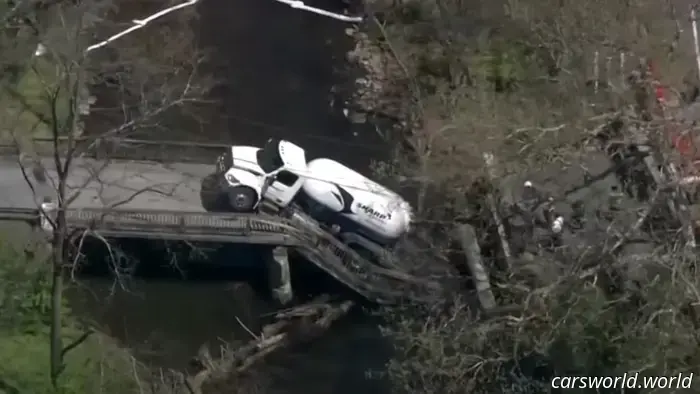 Camión de Propano Ignora el Límite de Peso del Puente de Madera y Cae a un Arroyo