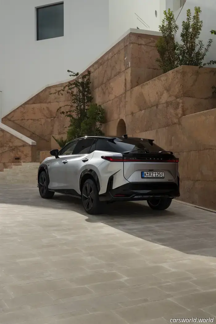 2026 Lexus RZ 550e Prima prova su strada: un veicolo elettrico elegante e sportivo che non può percorrere lunghe distanze
