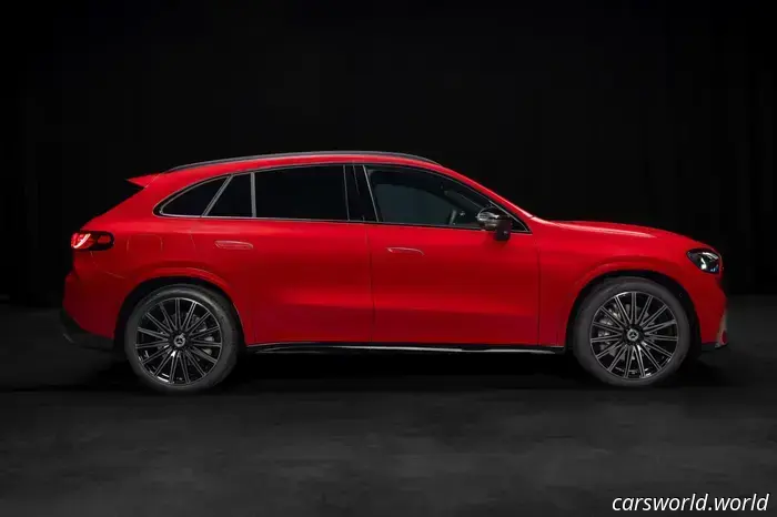 La Mercedes GLC elettrica ha ben 13 loghi Benz solo all'esterno.