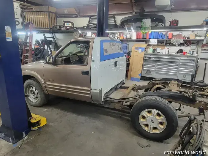 La costruzione di questo camion da lavoro Oldsmobile Bravada a pianale ha richiesto 500 ore. Mostra