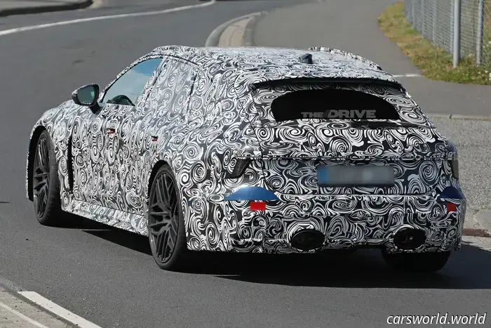 La prossima generazione dell'Audi RS6 Avant è stata avvistata in prova al Nürburgring e sembra un ibrido plug-in (PHEV).
