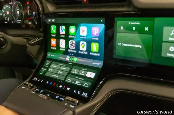 Come l'abitacolo della Porsche Cayenne Electric del 2026 fonde il passato analogico con il futuro dei touchscreen curvi