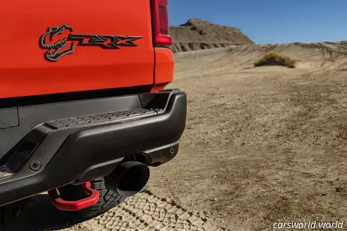 Ram TRX 2027 года — 777‑сильный пикап Hellcat с эмблемой SRT.