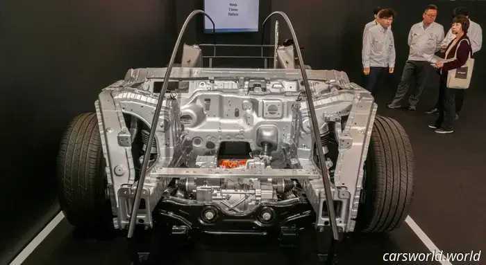 La rigidità è una menzogna: la nuova piattaforma della Honda si fletterà appositamente per migliorare la tenuta in curva.