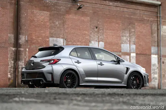 La Toyota GR Corolla 2026 non è più la hot hatch conveniente