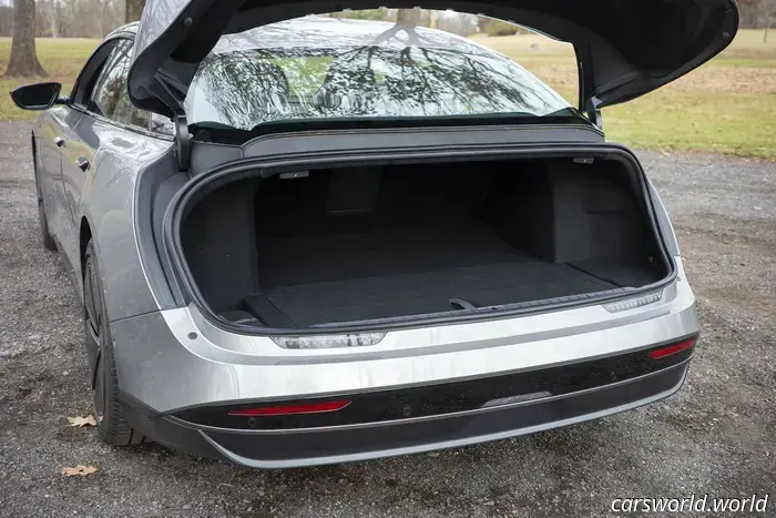 Lucid Air Touring делает так много правильно, что проще простить то, что он делает неправильно. К тому же, ты его видел?