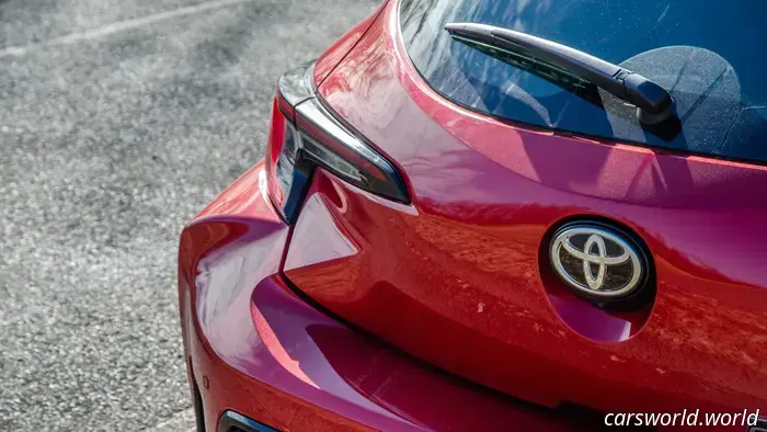 Prueba automática vs. manual del Toyota GR Corolla 2025: ¿Sigue siendo bueno Sin un palo?
