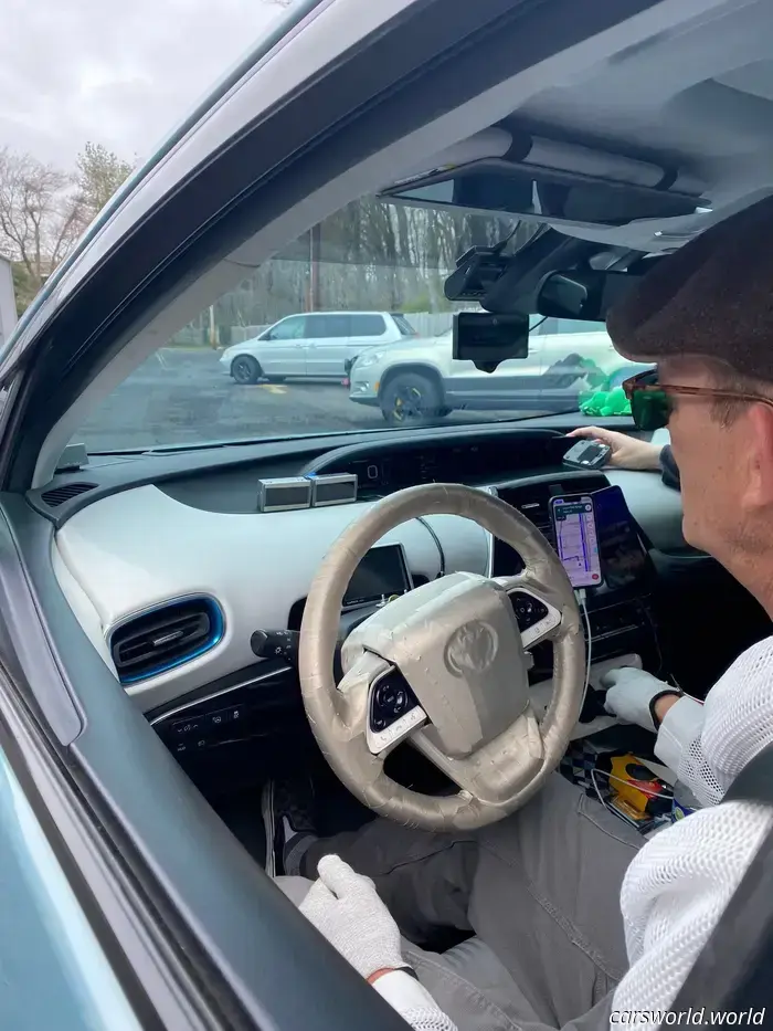 Un dispositivo manos libres de conducción de 1.000 dólares condujo un Prius antiguo de costa a costa de forma 99% autónoma.