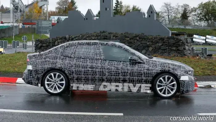 Individua le sottili differenze tra la BMW Serie 3 2027 a combustione interna e la BMW i3 elettrica: foto spia