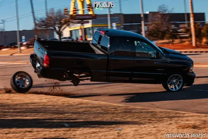 Dodge Ram SRT-10 pierde una rueda en un accidente de Cars and Coffee