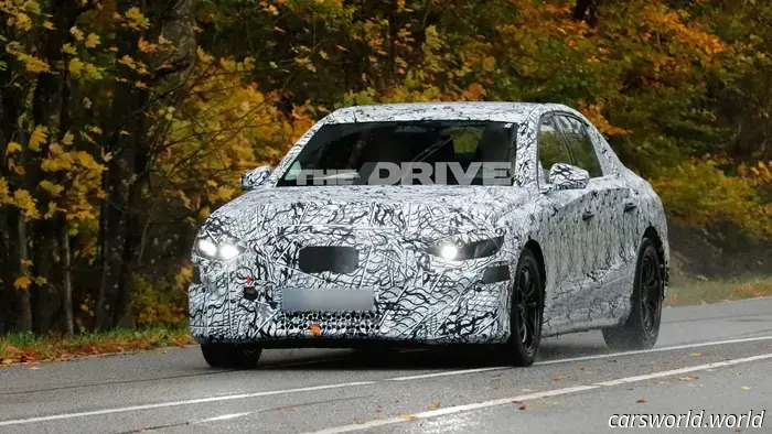 El 'blob' ha muerto: el Mercedes‑Benz Clase E eléctrico en realidad parece un sedán en nuevas fotos espía