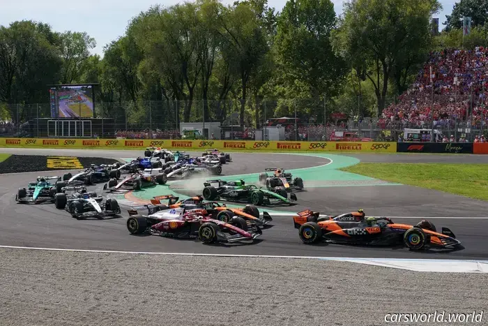 Стремление McLaren добиться справедливости между своими голодными до побед пилотами Формулы-1 в лучшем случае выглядит неуклюже.