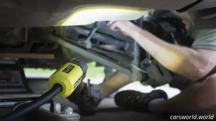 Обзор двухфункциональной поддушки и сиденья Ryobi: удобный табурет с фонариками