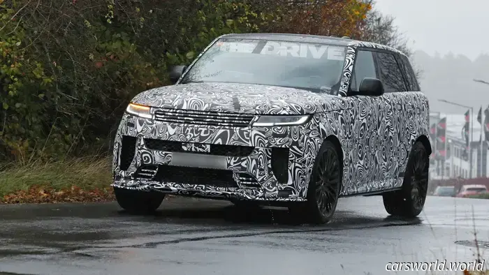 Range Rover Sport SV 2027 recibe escape central al estilo Porsche: fotos espía