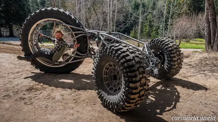 Este Monstruoso Triciclo En el Que Te Sientas en la Rueda Grande Parece Sacado Directamente de Metal Retorcido
