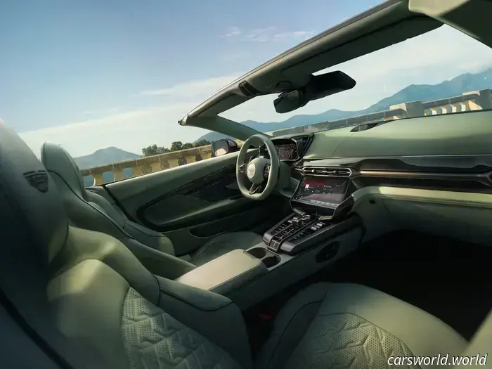 El Aston Martin Vanquish Volante 2026 es el Convertible con Motor Delantero Más Rápido del Mundo