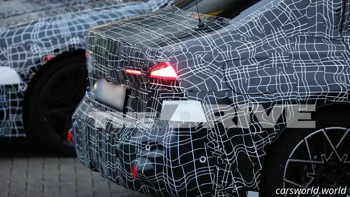 Заметьте едва заметные различия между BMW 3 серии 2027 года с ДВС и i3 EV: шпионские снимки