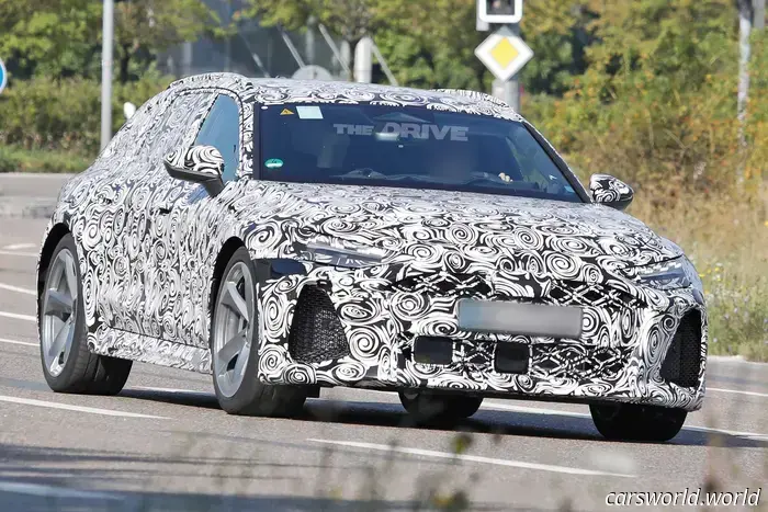 La prossima generazione dell'Audi RS6 Avant è stata avvistata in prova al Nürburgring e sembra un ibrido plug-in (PHEV).