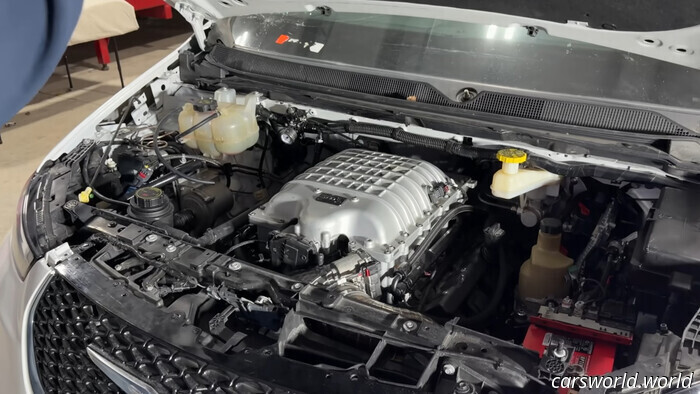 Вот Pacifica с двигателем Hellcat, потому что Chrysler пока ещё не сделал такую.