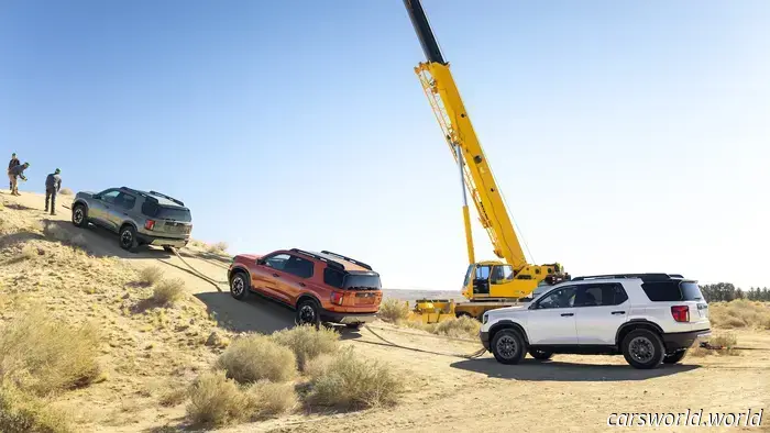 Honda Colgó 3 Nuevos SUV Passport De una Grúa para Mostrar Lo Resistente que Es