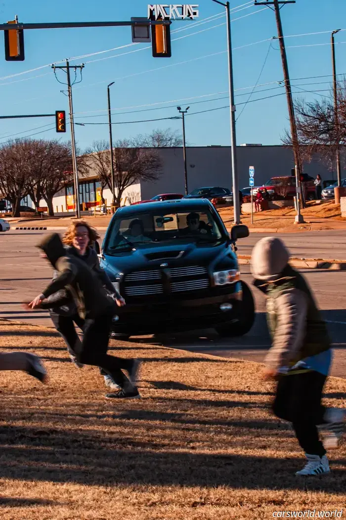 Dodge Ram SRT-10 pierde una rueda en un accidente de Cars and Coffee