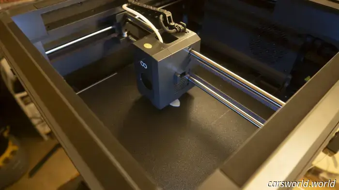 Ho appena acquistato questa stampante 3D da 300 dollari e sto già realizzando i pezzi per la mia auto.