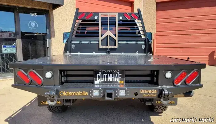 La costruzione di questo camion da lavoro Oldsmobile Bravada a pianale ha richiesto 500 ore. Mostra