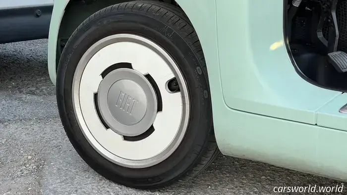 Recensione della Fiat Topolino 2025: com'è guidare una cabina da spiaggia su ruote