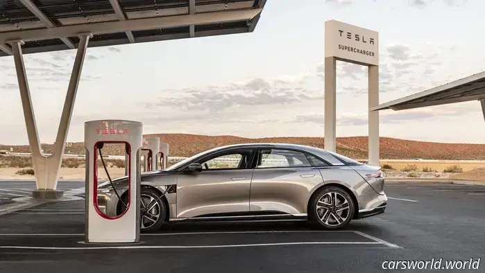 Lucid Air теперь может заряжаться на суперчарджерах Tesla, но с оскорбительно медленной скоростью