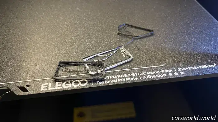 Ho appena acquistato questa stampante 3D da 300 dollari e sto già realizzando i pezzi per la mia auto.