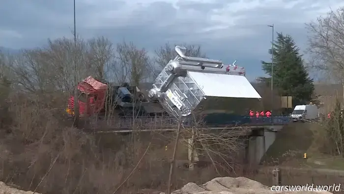 Camión Que Transportaba una Carga Sobredimensionada de 182 Toneladas Volcó en un Puente y Ahora está Atascado Allí