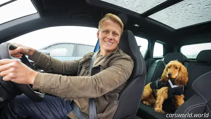 Este Perro Disfrutó Lapeando la pista de pruebas de Top Gear en un EV Sobre un Automóvil de Gasolina