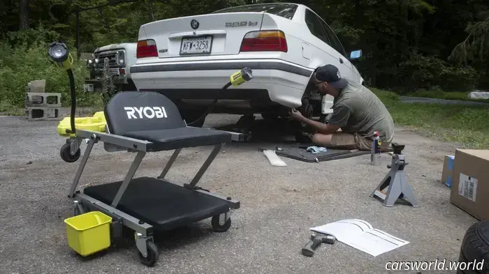 Обзор двухфункциональной поддушки и сиденья Ryobi: удобный табурет с фонариками