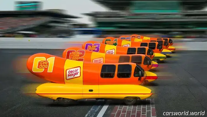 Seis Wienermobiles competirán por la gloria en el Indy Motor Speedway este viernes.