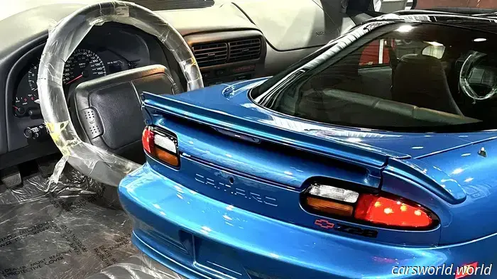 Qualcuno ha lasciato intatto questo Camaro Z28 del 1999 per 26 anni | Carscoops