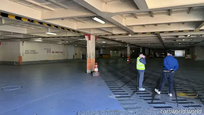 Dentro del Buque de Carga de 650 Pies de Hyundai Atracado en la Fábrica de Automóviles Más Grande del Mundo