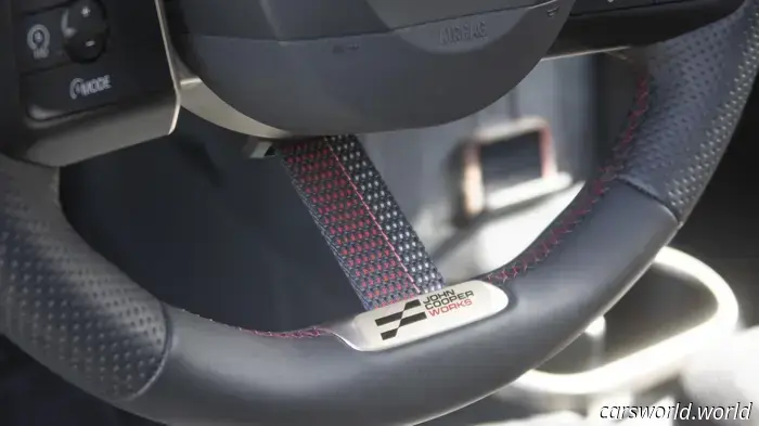 Обзор Mini Cooper JCW 2025: плюсы и минусы — приятно водить, раздражает жить с этим
